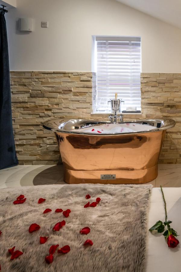 Pamper Yourself In Our Double Sized Copper Tub -2 Bedroom Villa Inverness Exterior foto