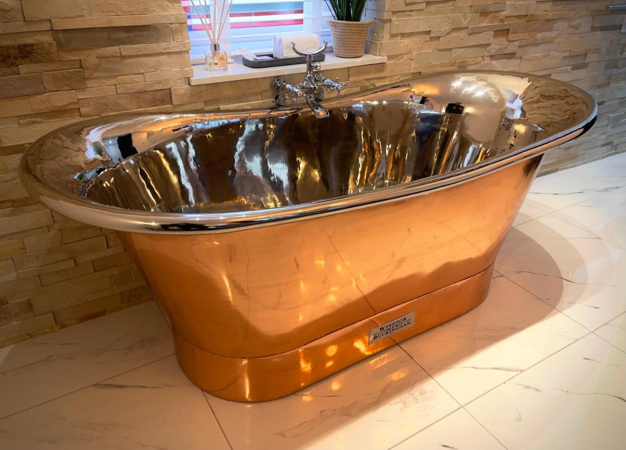 Pamper Yourself In Our Double Sized Copper Tub -2 Bedroom Villa Inverness Exterior foto